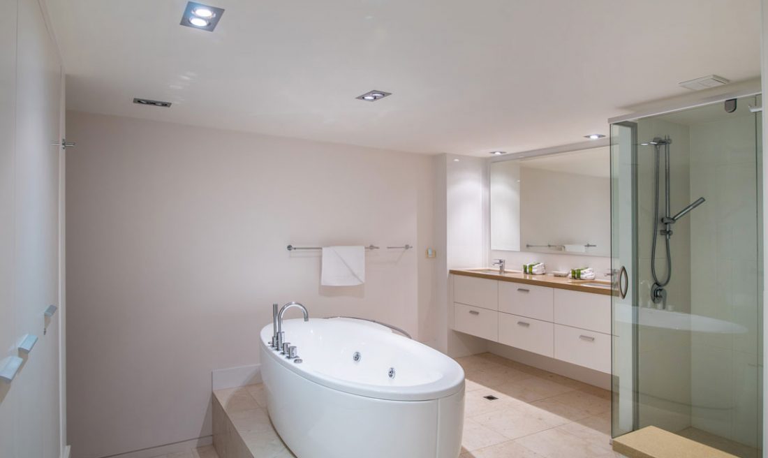 Bathroom-Little-Cove-Court-Apartment-9